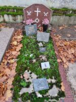 tombe entourage et stèle en petit carrelage damier bordeaux - O.Dufour