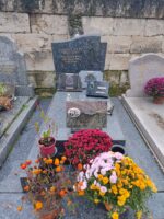 monument gris avec stèle noire gravée dorée, espace jardinière en façade et plaque avec photo du couple posée sur la pierre tombale - O.Dufour