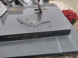 identification sur le côté du monument
