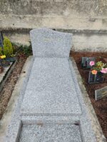 monument gris moucheté avec stèle gravée - O.Dufour