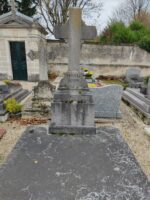 Pierre tombale grise avec stèle surmontée d'une grande croix - O.Dufour