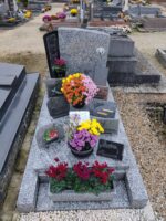 monument gris moucheté avec stèle gravée en lettre dorées et à gauche une bande noire avec fleurs noires et à droite une photo des deux défunts, espace jardinière en façade - O.Dufour