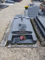 Monument avec croix posée sur la pierre tombale et en façade espace jardinière - O.Dufour