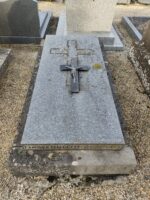 Pierre tombale grise avec identification en façade et croix posée sur la pierre - O.Dufour