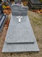 monument gris avec croix posée sur la pierre tombale et stèle où sont gravés 2 prénoms - O.Dufour