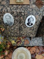 plaque avec photo du couple défunt déposé dans l'espace jardinière du monument - O.Dufour