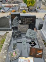 monument gris avec stèle noire sur laquelle figure à gauche une femme accroupie, puis à côté une photo de la défunte. sur la pierre tombale nombreuses plaque dont une en mémoire de la défunte - O.Dufour