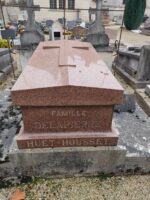 monument surélevé de couleur rose bordeaux avec inscription en façade et croix incrustée sur la pierre tombale - O.Dufour