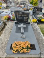 monument gris avec stèle noire sur laquelle est incrustée à gauche une croix dorée et au dessus de l'identification, une photo de couple - O.Dufour