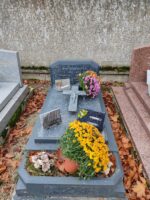 monument gris avec stèle gris foncée, croix posée sur la pierre tombale et espace jardinière en façade - O.Dufour