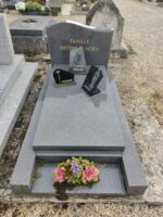 monument gris avec stèle gravée et emplacement pour jardinière en façade O.Dufour
