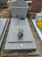 monument gris moucheté avec stèle gravée - O.Dufour