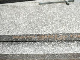 identification sur le côté de la pierre tombale -O.Dufour