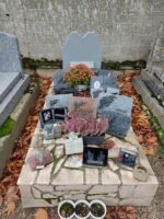 monument recouvert de dallage rose avec stèle grise - O.Dufour