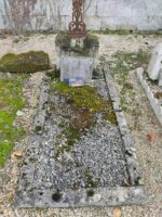petite tombe avec entourage pierre et gros gravillons, et stèle ancienne avec croix métal - O.Dufour