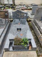 monument gris moucheté avec stèle gravée en lettres dorées et espace jardinière en façade - O.Dufour