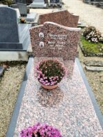 monument moucheté rose et noir avec photos des défunts sur la stèle gravée  - O.Dufour