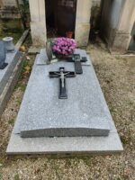 Pierre tombale gris moucheté avec 2 croix posées sur le dessus - O.Dufour