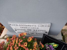 plaque d'identification fixée sur la stèle du monument - O.Dufour