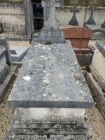 monument ancien en pierre grise avec stèle en pierre avec croix ouvragée - O.Dufour