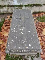 Pierre tombale grise avec croix incrustée - o.Dufour