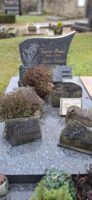 monument gris avec stèle gravée - nharant