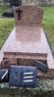 monument moucheté rose et gris avec stèle gravée  et croix noire à gauche- nharant