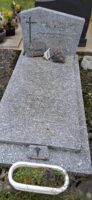 monument gris moucheté avec stèle gravée et croix noire à gauche - nharant 