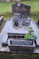 monument gris marbré avec stèle gravée en lettre dorées et photos du couple défunt - nharant