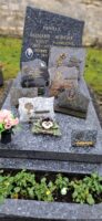 monument gris avec stèle trapeze gravée et photos, espace jardinière en façade - nharant