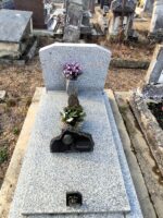 monument gris moucheté avec stèle - ODufour