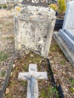 tombe pleine terre avec croix posée et stèle ancienne gravée -O.Dufour