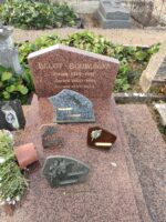 monument couleur bordeaux avec stèle gravée et une plaque avec photo de l'enfant décédé - O.Dufour
