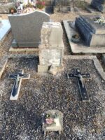 tombe entourage pierre et gravillons, petite stèle avec identification des deux défunts, et 2 croix posées sur les gravillons - O.Dufour