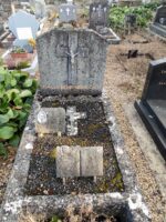 tombe entourage pierre avec stèle sur laquelle est incrustée une croix . sur les gravillons de la sépulture figurent une  croix et une plaque avec photo du défunt - O.Dufour