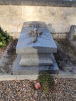 monument gris surélevé avec inscription en façade et 2 croix posées sur le dessus - O.Dufour