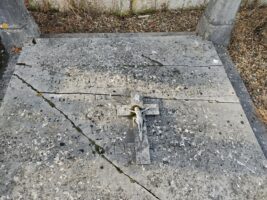 Pierre tombale ancienne abimée avec croix - O.Dufour