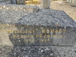 inscription sur le côté gauche de la pierre tombale - O.Dufour