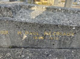 inscription sur le côté gauche de la pierre tombale - o.Dufour