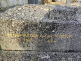 inscription sur le côté de la pierre tombale -O.Dufour
