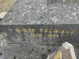 inscription sur le côté de la pierre tombale -O.Dufour