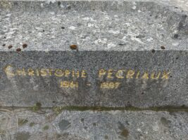 inscription sur le côté de la pierre tombale - O.Dufour