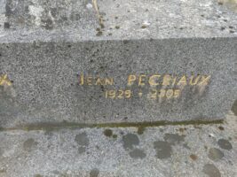 inscription sur le côté de la pierre tombale - o.Dufour