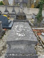 monument ancien, gris, surélevé avec grande croix sur une stèle dont la plaque noire gravée dorée parait plus récente - O.Dufour