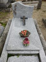 monument gris moucheté avec stèle gravée avec une fleur incrustée à gauche, une croix sur la pierre tombale - O.Dufour