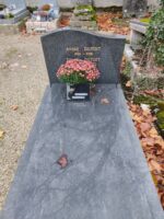Monument gris foncé avec stèle gravée en lettres dorées -O.Dufour