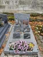 monument gris moucheté avec stèle sur laquelle figurent 2 photos du couple défunt, de chaque côté de l'inscription, et un espace jardinière en façade -O.Dufour