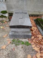 monument ancien surélevé avec croix incrustée sur la pierre tombale et identification des défunts - O.Dufour