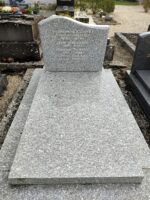 monument gris clair moucheté avec stèle gravée - O.Dufour