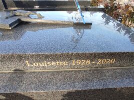 inscription sur le côté de la pierre tombale - O.Dufour